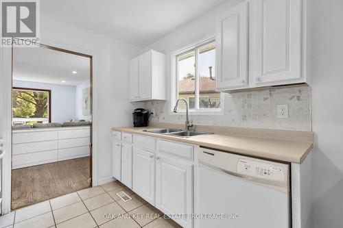 31 Cleveland Place, London, ON - Indoor Photo Showing Kitchen With Double Sink