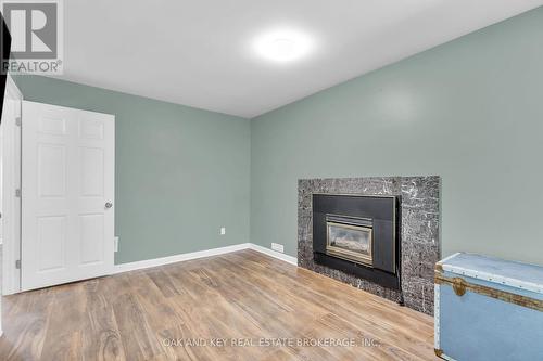 31 Cleveland Place, London, ON - Indoor Photo Showing Living Room With Fireplace