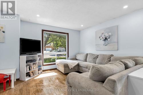 31 Cleveland Place, London, ON - Indoor Photo Showing Living Room