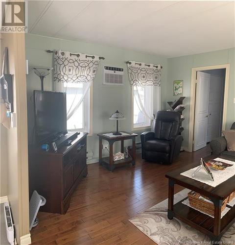 6 2E Av Du Parc, Caraquet, NB - Indoor Photo Showing Living Room