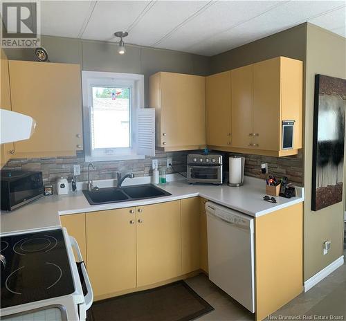 6 2E Av Du Parc, Caraquet, NB - Indoor Photo Showing Kitchen With Double Sink