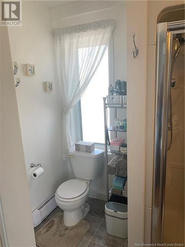 6 2E Av Du Parc, Caraquet, NB - Indoor Photo Showing Bathroom