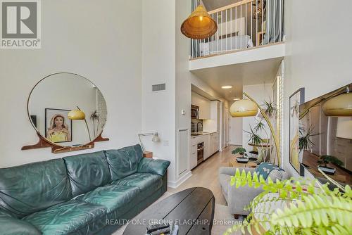 617 - 5 Hanna Avenue, Toronto (Niagara), ON - Indoor Photo Showing Living Room