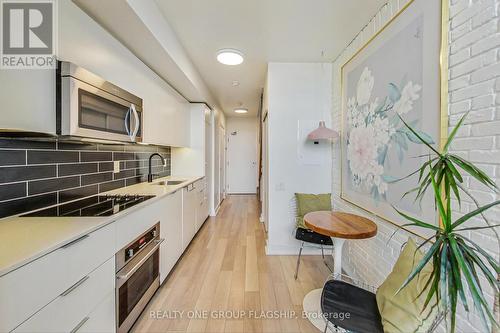 617 - 5 Hanna Avenue, Toronto (Niagara), ON - Indoor Photo Showing Kitchen