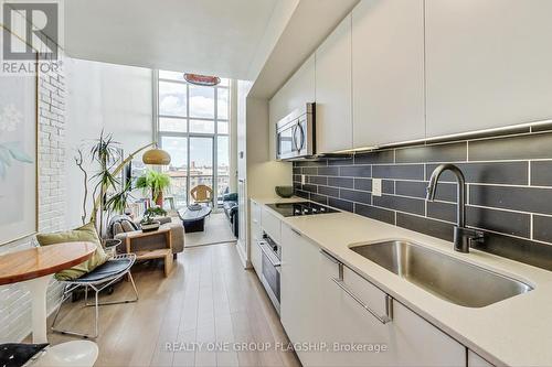 617 - 5 Hanna Avenue, Toronto (Niagara), ON - Indoor Photo Showing Kitchen