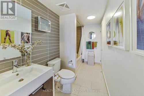 617 - 5 Hanna Avenue, Toronto (Niagara), ON - Indoor Photo Showing Bathroom