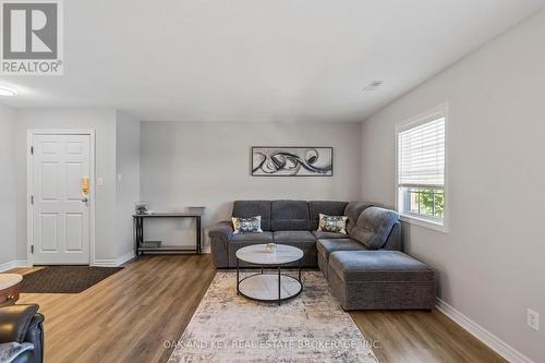 4 - 3320 Meadowgate Boulevard, London, ON - Indoor Photo Showing Living Room