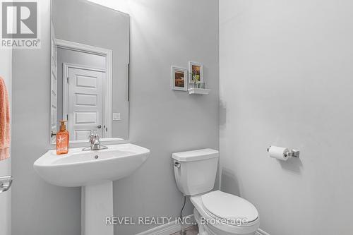 62 Bethune Avenue, Hamilton, ON - Indoor Photo Showing Bathroom