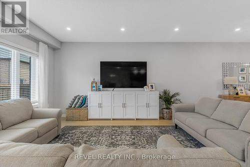 62 Bethune Avenue, Hamilton, ON - Indoor Photo Showing Living Room