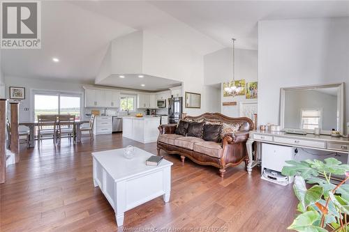 833 Talbot Road East, Wheatley, ON - Indoor Photo Showing Living Room