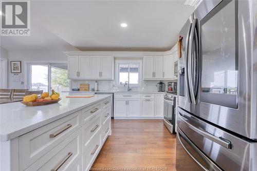 833 Talbot Road East, Wheatley, ON - Indoor Photo Showing Kitchen With Upgraded Kitchen