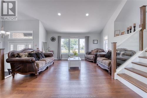 833 Talbot Road East, Wheatley, ON - Indoor Photo Showing Living Room