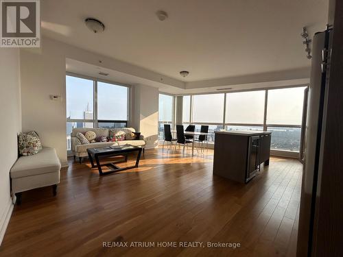 7010 - 388 Yonge Street, Toronto, ON - Indoor Photo Showing Living Room