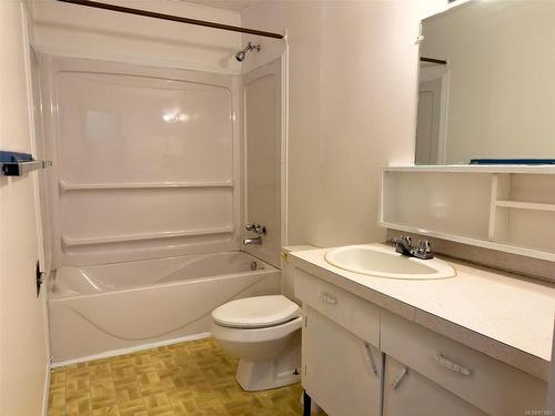 461 Coal Harbour Rd, Coal Harbour, BC - Indoor Photo Showing Bathroom