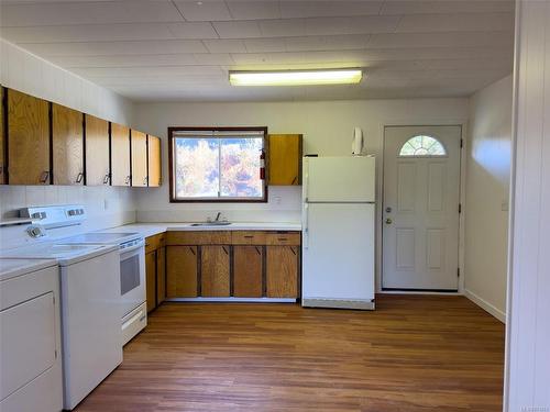 461 Coal Harbour Rd, Coal Harbour, BC - Indoor Photo Showing Kitchen