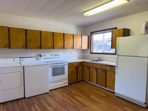 461 Coal Harbour Rd, Coal Harbour, BC - Indoor Photo Showing Kitchen