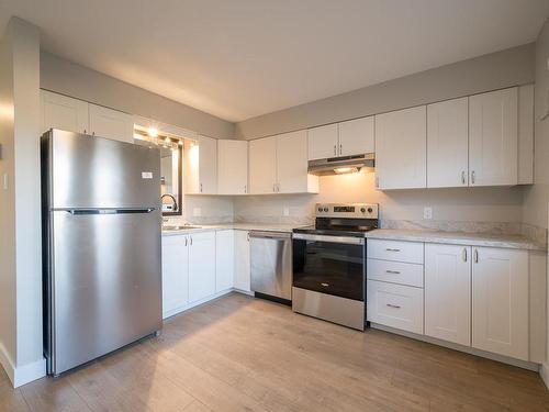 647/649 Reemon Drive, Kamloops, BC - Indoor Photo Showing Kitchen