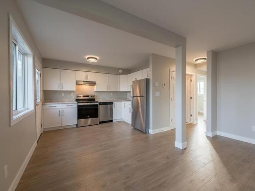 647/649 Reemon Drive, Kamloops, BC - Indoor Photo Showing Kitchen