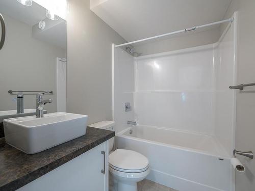 647/649 Reemon Drive, Kamloops, BC - Indoor Photo Showing Bathroom