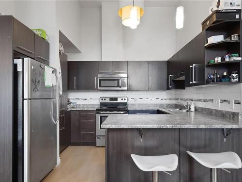 401-2117 Meredith Rd, Nanaimo, BC - Indoor Photo Showing Kitchen