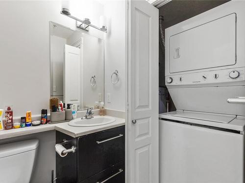 401-2117 Meredith Rd, Nanaimo, BC - Indoor Photo Showing Laundry Room