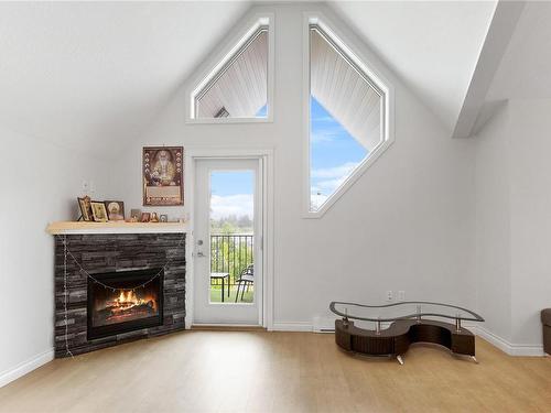 401-2117 Meredith Rd, Nanaimo, BC - Indoor Photo Showing Living Room With Fireplace