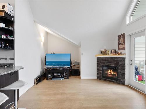 401-2117 Meredith Rd, Nanaimo, BC - Indoor Photo Showing Living Room With Fireplace