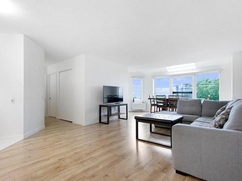 Salon - 604-2310 Rue Ward, Montréal (Saint-Laurent), QC - Indoor Photo Showing Living Room