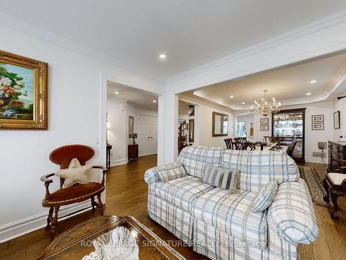 25 Cluster Oak Pl, Brampton, ON - Indoor Photo Showing Living Room