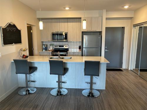 105-2250 Majoros Road, West Kelowna, BC - Indoor Photo Showing Kitchen With Stainless Steel Kitchen