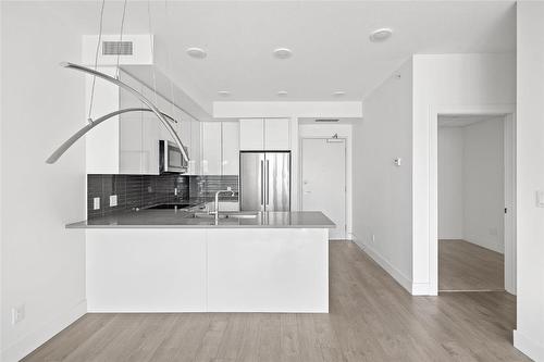 604-1232 Ellis Street, Kelowna, BC - Indoor Photo Showing Kitchen