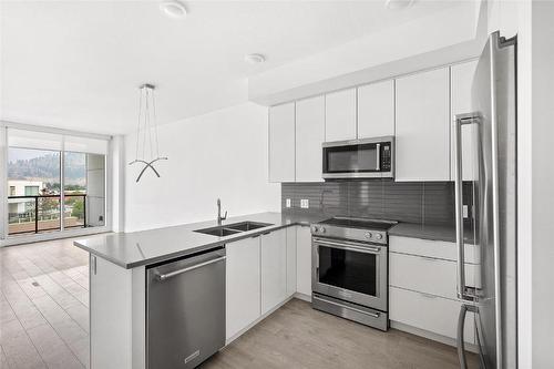 604-1232 Ellis Street, Kelowna, BC - Indoor Photo Showing Kitchen With Double Sink With Upgraded Kitchen