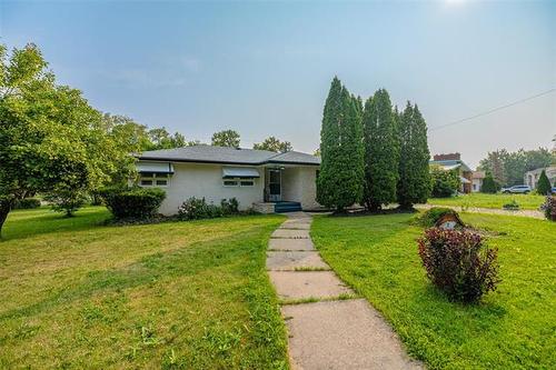 2 Beech St, Pine Falls, MB 