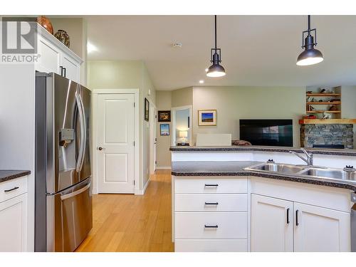 1000 Snowberry Road Unit# 17, Vernon, BC - Indoor Photo Showing Kitchen With Double Sink