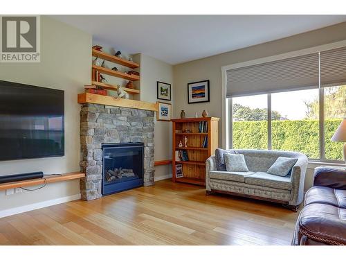 1000 Snowberry Road Unit# 17, Vernon, BC - Indoor Photo Showing Living Room With Fireplace