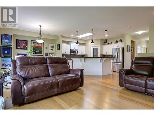 1000 Snowberry Road Unit# 17, Vernon, BC - Indoor Photo Showing Living Room