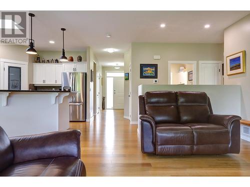 1000 Snowberry Road Unit# 17, Vernon, BC - Indoor Photo Showing Living Room