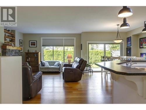 1000 Snowberry Road Unit# 17, Vernon, BC - Indoor Photo Showing Living Room