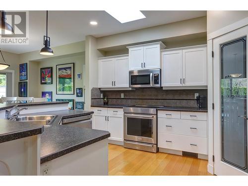 1000 Snowberry Road Unit# 17, Vernon, BC - Indoor Photo Showing Kitchen With Double Sink