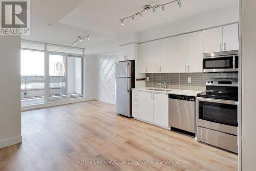 641 - 830 Lawrence Avenue W, Toronto (Yorkdale-Glen Park), ON - Indoor Photo Showing Kitchen With Stainless Steel Kitchen With Double Sink