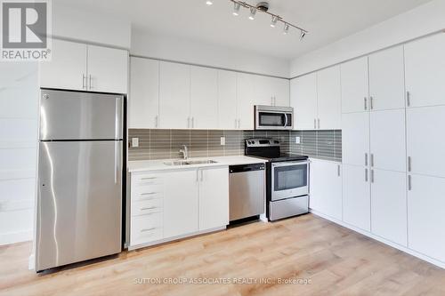 641 - 830 Lawrence Avenue W, Toronto (Yorkdale-Glen Park), ON - Indoor Photo Showing Kitchen With Stainless Steel Kitchen