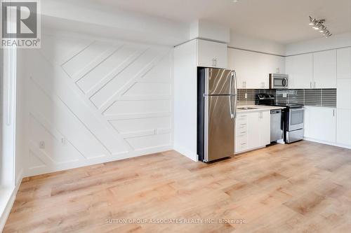 641 - 830 Lawrence Avenue W, Toronto (Yorkdale-Glen Park), ON - Indoor Photo Showing Kitchen With Stainless Steel Kitchen