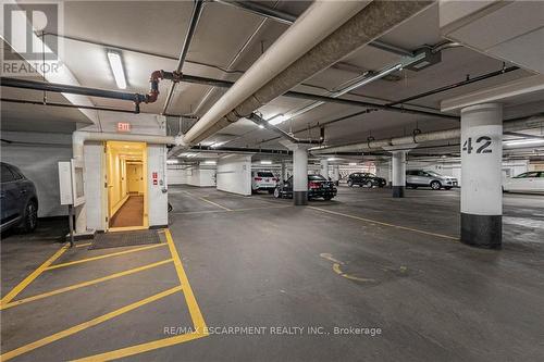 608 - 399 Elizabeth Street, Burlington (Brant), ON - Indoor Photo Showing Garage