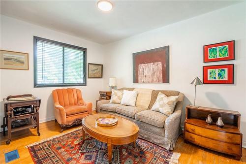 5203 Mulberry Drive, Burlington, ON - Indoor Photo Showing Living Room