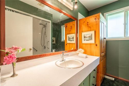 5203 Mulberry Drive, Burlington, ON - Indoor Photo Showing Bathroom