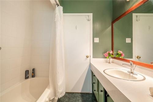 5203 Mulberry Drive, Burlington, ON - Indoor Photo Showing Bathroom