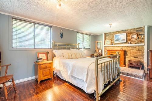 5203 Mulberry Drive, Burlington, ON - Indoor Photo Showing Bedroom