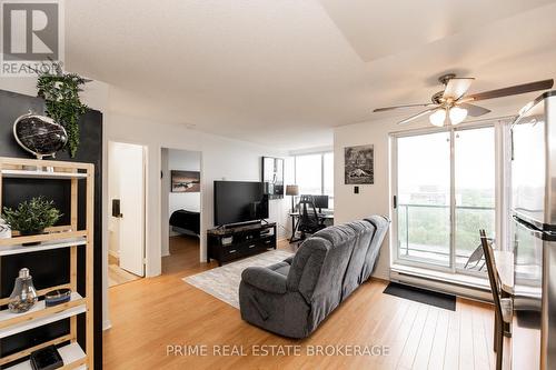 1105 - 76 Base Line Road W, London, ON - Indoor Photo Showing Living Room