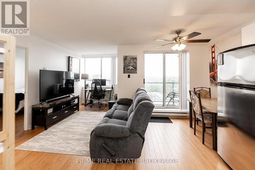 1105 - 76 Base Line Road W, London, ON - Indoor Photo Showing Living Room