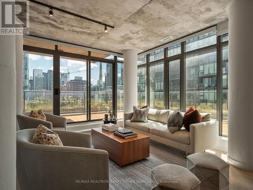 810 - 650 King Street W, Toronto (Waterfront Communities), ON - Indoor Photo Showing Living Room